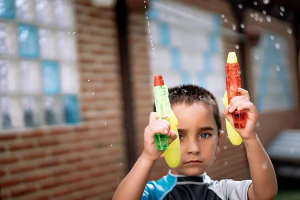 Beau Garçon Brun Jouant Avec Pistolet Eau Dans Piscine — Photo