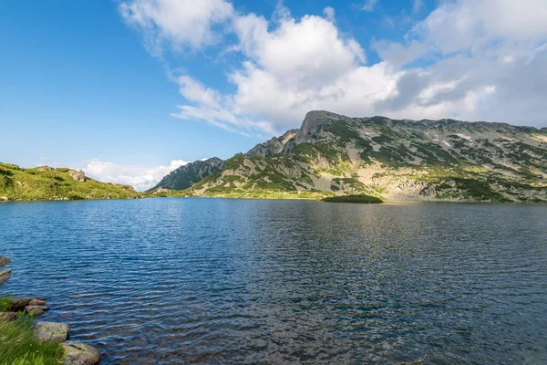 Λίμνη Πόποβο Στο Μπέζμπογκ Της Βουλγαρίας Και Αντανάκλαση Των Βουνών — Φωτογραφία Αρχείου