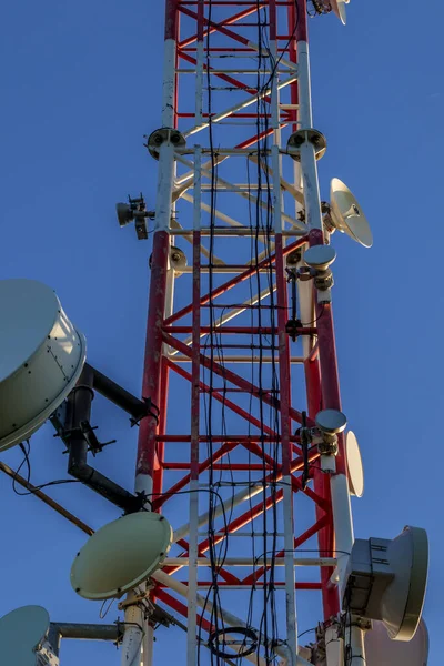 Närbild Sändning Torn Full Enheter Med Blå Himmel Bakgrunden — Stockfoto