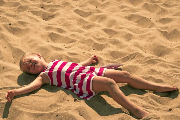 Holčička Ležící Písku Roztomilé Dítě Létě Opaluje Malé Dítě Odpočívá — Stock fotografie