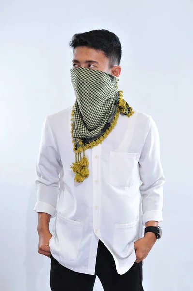 Retrato Joven Hombre Musulmán Asiático Guapo Usando Serbán Keffiyeh Cubierta —  Fotos de Stock