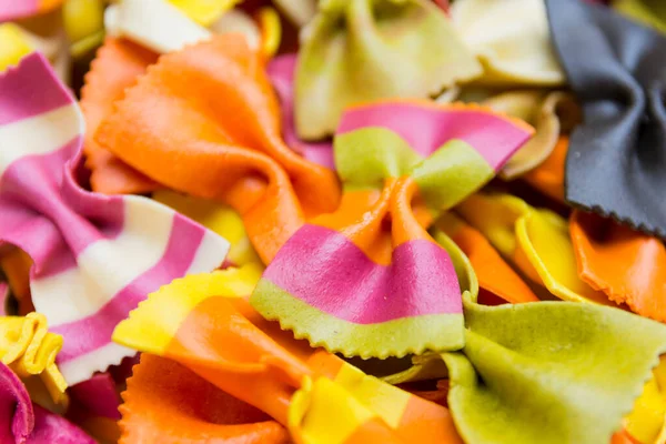 Traditionelle Handgemachte Italienische Farfalle Pasta Farbigen Hintergrund Nahaufnahme — Stockfoto