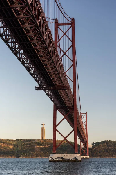 Piękny Widok Most Abril Przez Rzekę Tejo Pomnik Cristo Rei — Zdjęcie stockowe