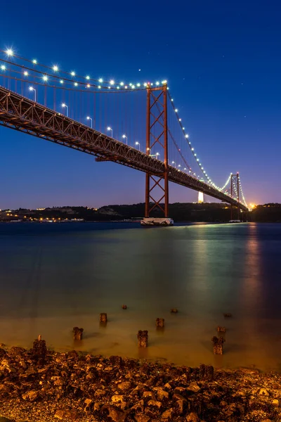 Vacker Utsikt Till Abril Bridge Över Tejo River Tidigt Natten — Stockfoto