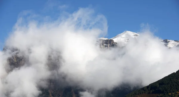 Pico Través Niebla Parque Nacional Ordesa Monte Perdido Pirineos Aragón —  Fotos de Stock