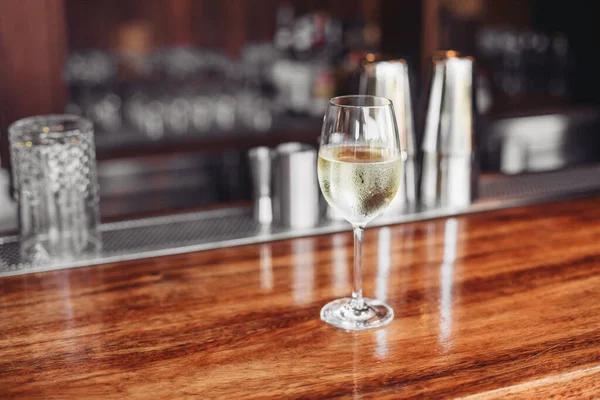 Restorandaki Masada Bir Bardak Şampanya — Stok fotoğraf