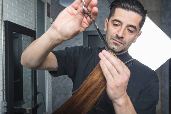 Erkek Kuaför Kuaförde Müşterisinin Saçını Kesiyor — Stok fotoğraf