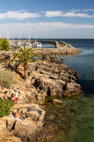 Zomer Zonnen Mensen Rotsen Aan Zee Cascais Bij Lissabon Portugal — Stockfoto