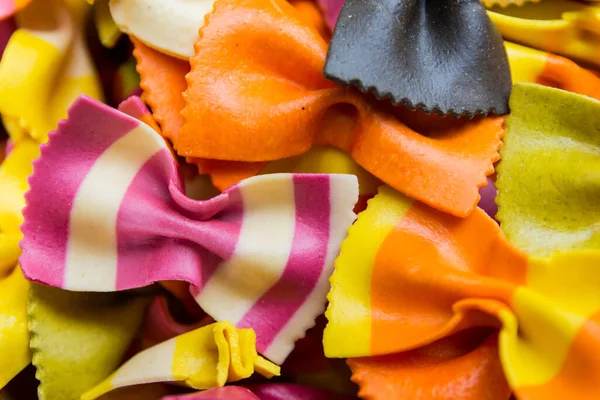 Traditionelle Handgemachte Italienische Farfalle Pasta Farbigen Hintergrund Nahaufnahme — Stockfoto