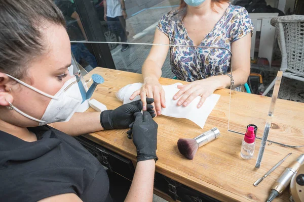 Esthéticienne Travaillant Avec Masque Écran Protection Pour Virus Covid — Photo