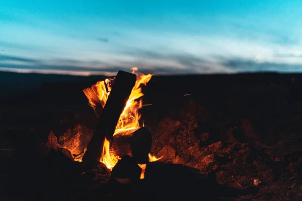 日落时海滩上的篝火 — 图库照片