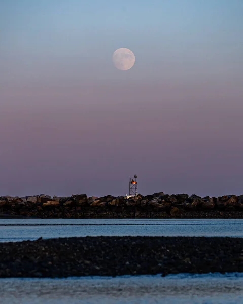 Měsíc Stoupá Nad Čluny Skály Oceánu — Stock fotografie