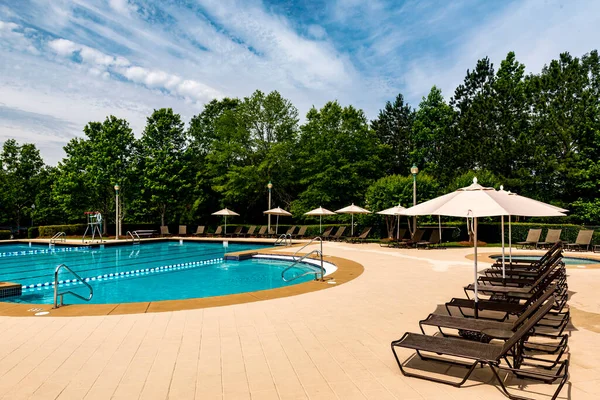 Swimming Pool Deck Lounge Chairs Lined Side Pool — Stock Photo, Image