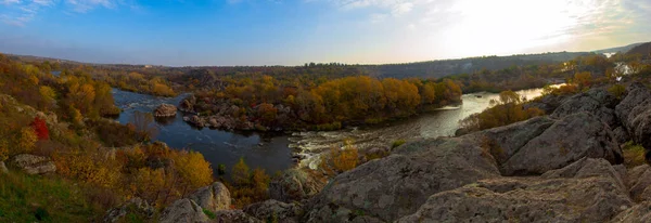 Schöne Aussicht Auf Den Fluss Wald Vor Naturkulisse — Stockfoto