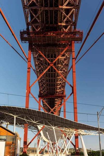 ポルトガルリスボン中心部の日没時にTejo川を渡る25 Abril Bridgeへの美しい景色 — ストック写真