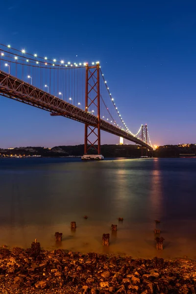 ポルトガルのリスボン中心部にあるTejo川にかかる25 Abril Bridgeへの美しい景色 — ストック写真