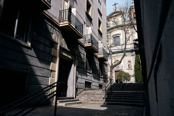 Angolo Basso Strada Tranquilla Con Scala Vicino Edificio Pietra Invecchiato — Foto Stock