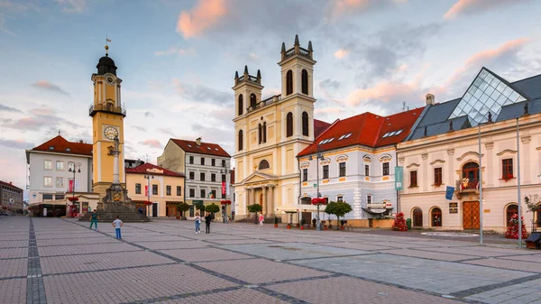 Banska Bystrica Slovakia 2018 사람들이 저녁에 비브리타의 광장에 — 스톡 사진