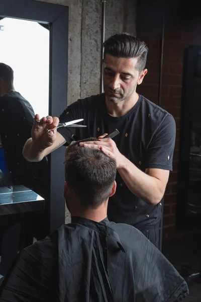 Erkek Kuaför Kuaförde Müşterisinin Saçını Kesiyor — Stok fotoğraf