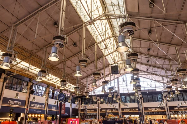 Mercado da Ribeira, Lizbon, Portekiz 'deki Zaman Aşımı pazarına güzel bir manzara