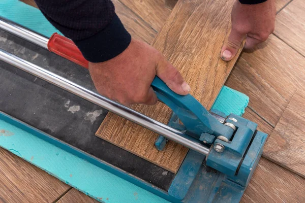 Man Snijdt Vloertegels Met Een Tegelsnijmachine — Stockfoto