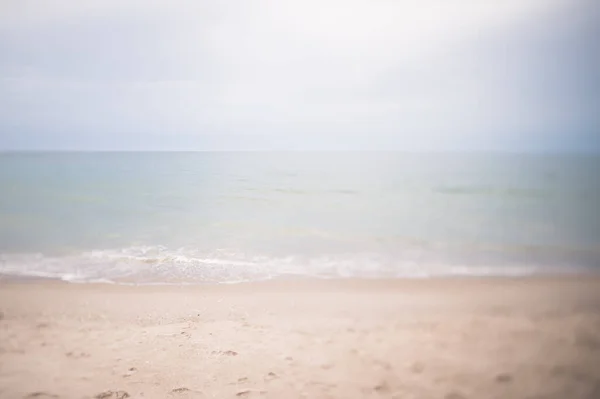 Prachtig Zeestrand Met Zand Blauwe Lucht — Stockfoto