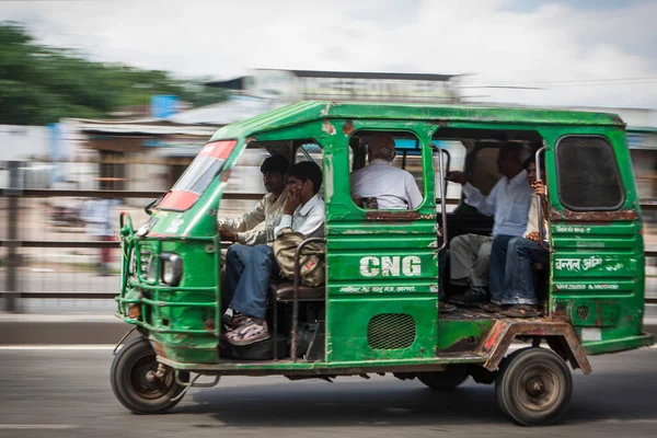 インド北部の路上における人力車の一般的なスタイル — ストック写真