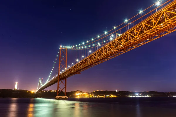 Piękny Widok Most Abril Nad Rzeką Tejo Wczesną Nocą Centrum — Zdjęcie stockowe