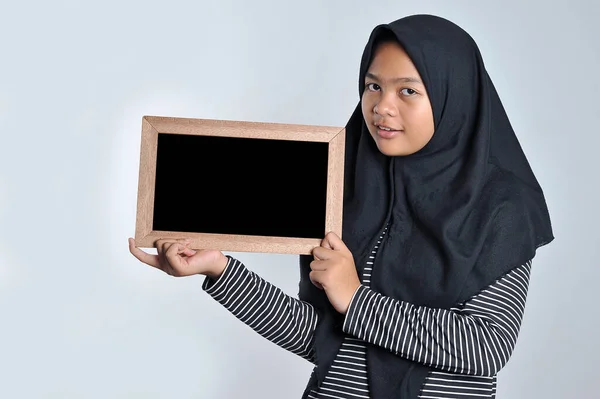 Portret Van Jonge Aziatische Vrouw Islamitische Hoofddoek Holding Schoolbord Glimlachend — Stockfoto