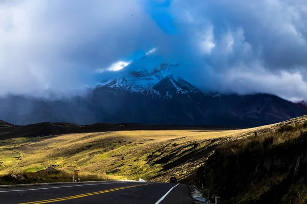 Beau Paysage Avec Montagnes Nuages — Photo