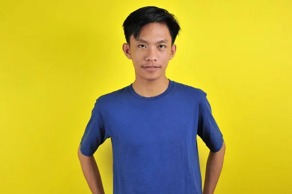 Retrato Jovem Asiático Feliz Sorrindo Frente Câmera Isolado Amarelo — Fotografia de Stock