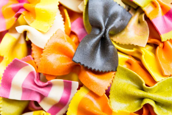 Traditionelle Handgemachte Italienische Farfalle Pasta Farbigen Hintergrund Nahaufnahme — Stockfoto