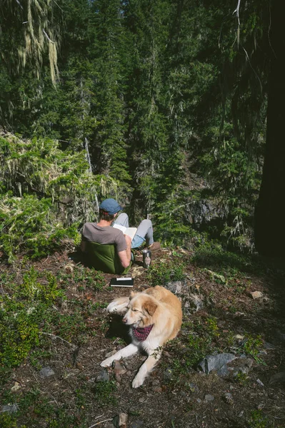 Lesen Den Bergen Mit Hund Der Der Sonne Liegt — Stockfoto