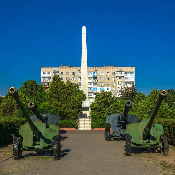 Tschernomorsk Ukraine 2020 Obelisk Des Ruhms Tschernomorsk Einem Sonnigen Sommermorgen — Stockfoto