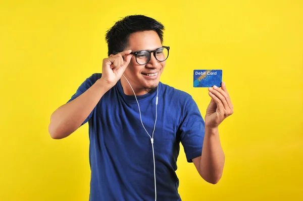 Jonge Aziatische Man Liefde Zijn Debetkaart Geïsoleerd Gele Achtergrond — Stockfoto