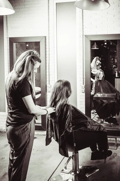 新しいヘアスタイルを作る美容室の女性 — ストック写真