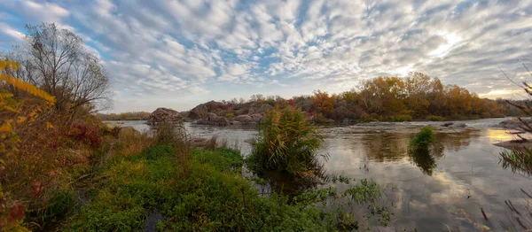 Piękny Widok Rzekę Lesie Tle Natury — Zdjęcie stockowe