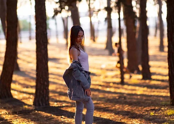 Günbatımında Yalnız Ormanda Çekici Genç Bir Kadın — Stok fotoğraf