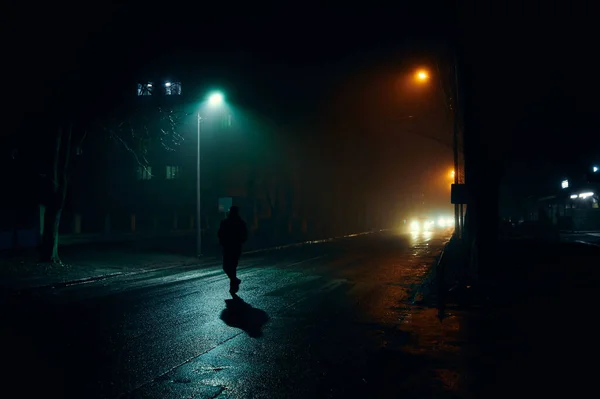 Silhouette Uomo Una Città Notte — Foto Stock