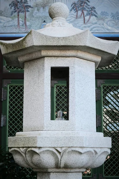 Una Lampada Toro Con Una Piccola Statua Buddha Nel Tempio — Foto Stock