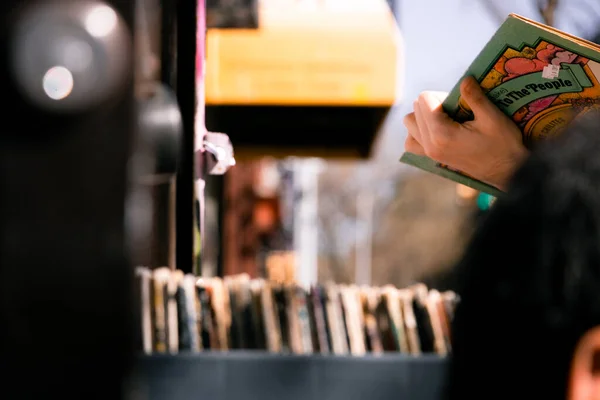 Мужчина Выбирает Винил Коллекции Коробок Пределами Пластинки Нью Йорк — стоковое фото