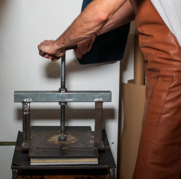 Artisan Travaillant Avec Les Mains Presse Sur Cuir Laboratoire — Photo