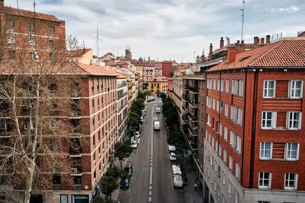 Malownicza Sceneria Wąskiej Jezdni Otoczonej Ceglanymi Budynkami Mieszkalnymi Madrycie — Zdjęcie stockowe