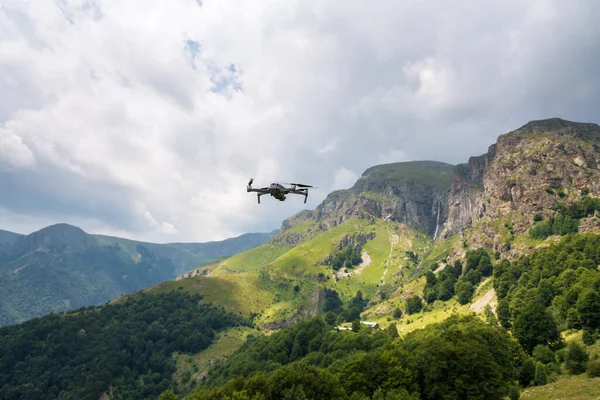 Drone Com Câmera Voando Sobre Campos Montanha Fotografia Aérea Videografia — Fotografia de Stock