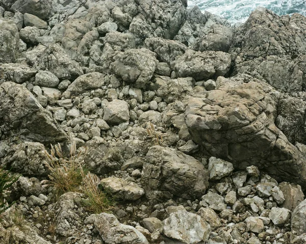 海水边的锋利的锯齿状岩石 — 图库照片