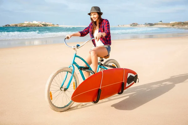 Surfista Jovem Montando Sua Bicicleta Praia — Fotografia de Stock
