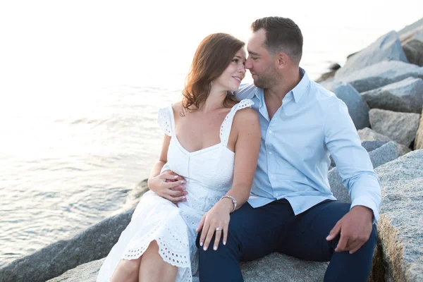 Romantic Loving Couple Posing Ocean Beach — 图库照片