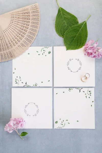 Hermosas Tarjetas Invitación Boda Encuentran Piso Gris — Foto de Stock