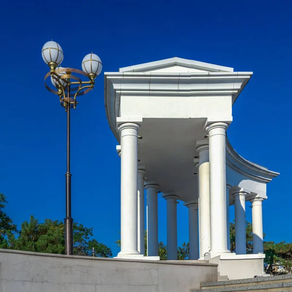 Tschernomorsk Ukraine 2020 Kolonnade Tschernomorsk Einem Sonnigen Sommermorgen — Stockfoto