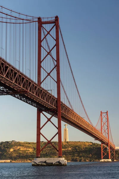 Прекрасный Вид Мост Через Реку Тежу Статую Кристо Рей Закате — стоковое фото